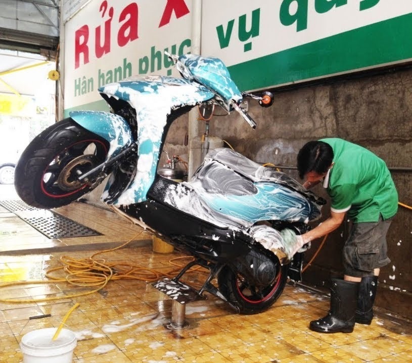 Ben rửa xe máy là thiết bị phổ biến tại nhiều tiệm rửa xe