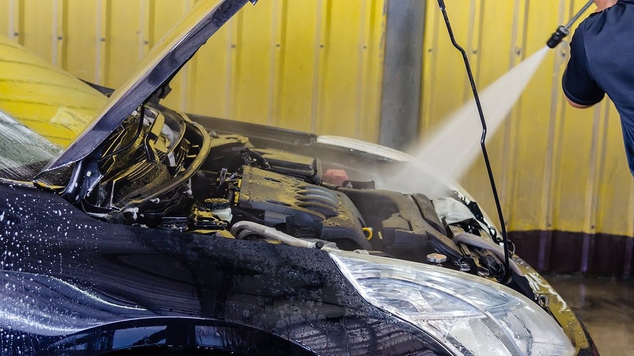 Ưu điểm vệ sinh động cơ xe bằng máy rửa xe hơi nước nóng
